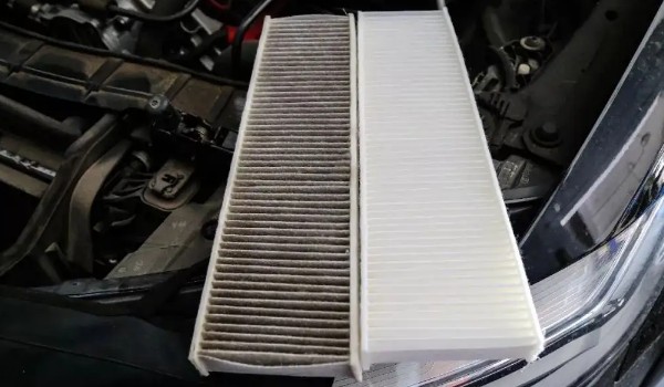 新款奧迪a6l空調濾芯的位置 在副駕駛腳墊上方的位置