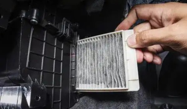 新款奧迪a6l空調濾芯的位置 在副駕駛腳墊上方的位置