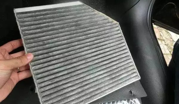 新款奧迪a6l空調濾芯的位置 在副駕駛腳墊上方的位置