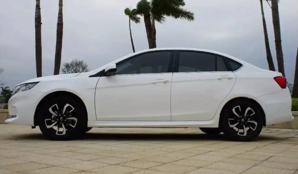 東南a5翼舞配置參數 車身長達4.5米(前后獨立懸架結構)