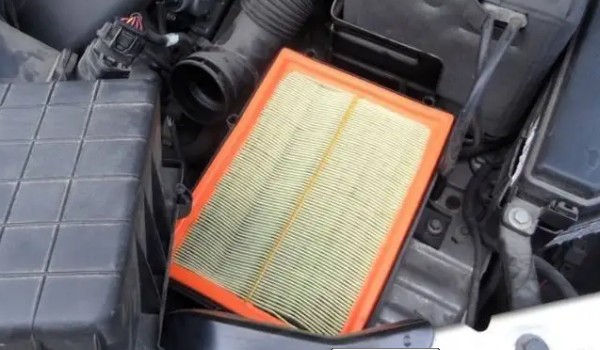 東南dx3空氣濾芯位置 位于發動機艙右下角