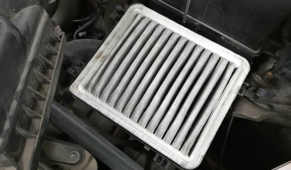 哈弗h6空氣濾芯在哪里 在發動機艙右下角的位置