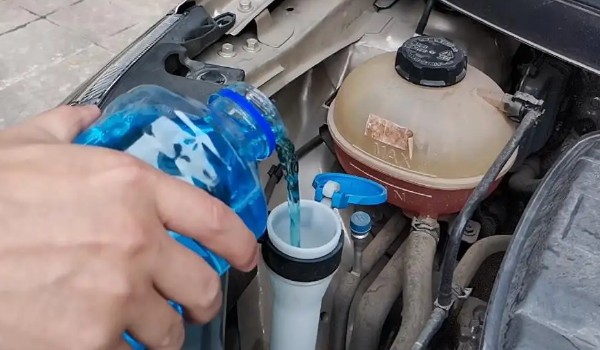 本田crv這款車玻璃水加哪里 位于發動機艙左上角的位置