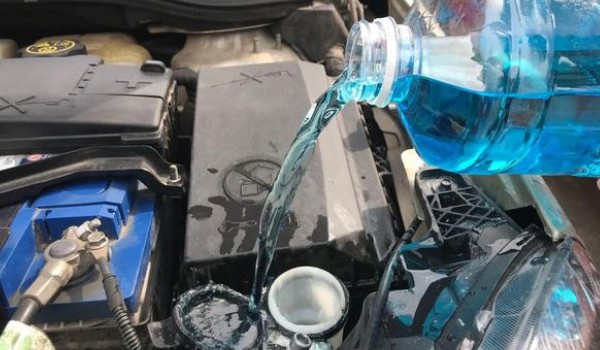 比亞迪漢玻璃水在哪個口加 位于發動機艙左下角位置