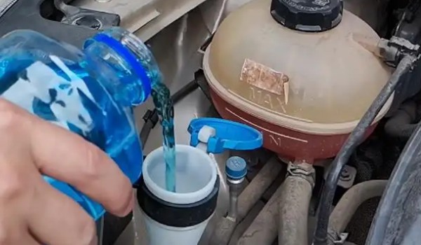 比亞迪漢玻璃水在哪個口加 位于發動機艙左下角位置