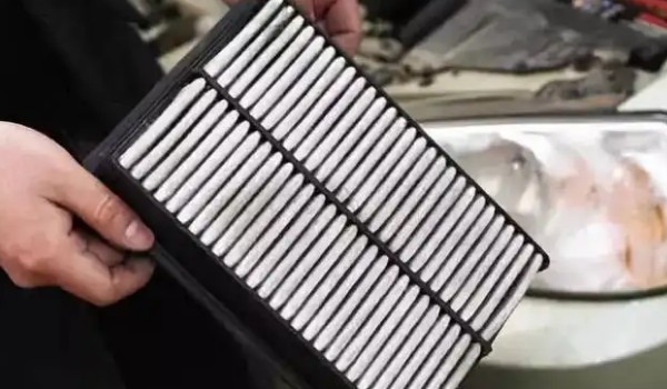 比亞迪漢空氣濾芯在哪里 位于發動機艙右上角位置