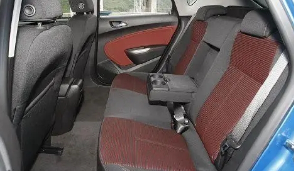 別克英朗怎么樣 動力夠用油耗低（搭配四個安全氣囊）