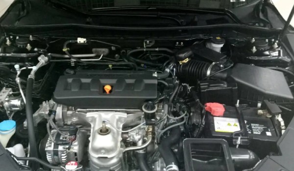 本田雅閣空氣濾芯在哪里 位于發(fā)動(dòng)機(jī)艙的右上角位置