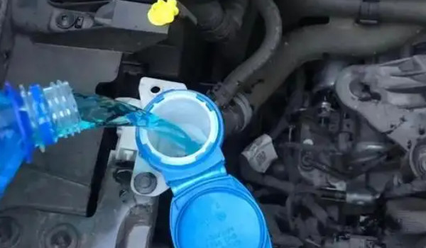 榮放在什么地方加玻璃水 發動機艙左下角黑色瓶蓋