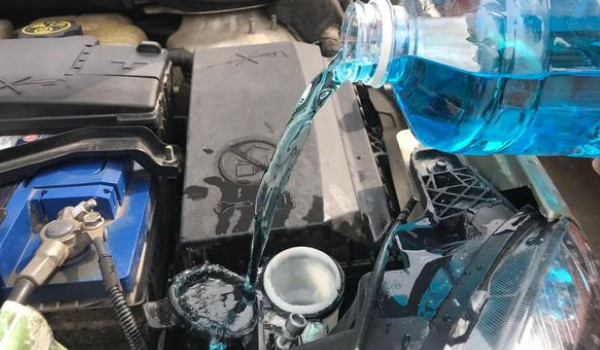 榮放在什么地方加玻璃水 發動機艙左下角黑色瓶蓋