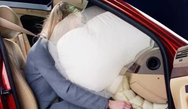 福特領睿安全性如何 安全輔助功能十分豐富(搭載六大氣囊)