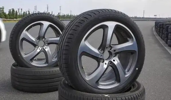 防爆胎和普通的輪胎有什么區(qū)別 具體分三方面(材質(zhì)/防爆標(biāo)識(shí)/安全性)