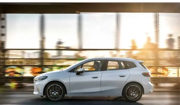 進口寶馬2系多功能旅行車怎么樣，兩廂車空間寬敞舒適