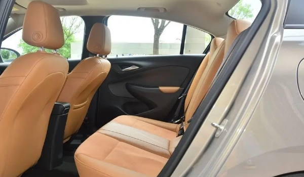 別克凱越車怎么樣,動力夠用油耗低(空間不算太小)