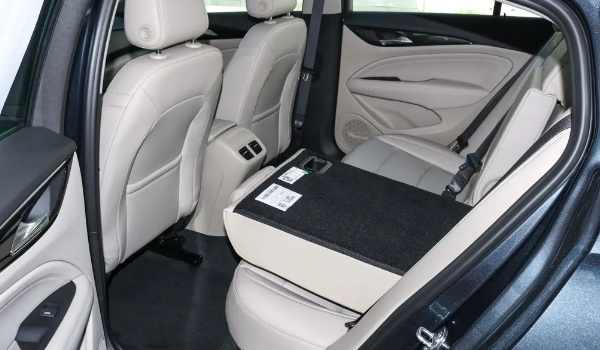 別克君威口碑怎么樣,底盤穩(wěn)重厚實(駕駛操控很棒)