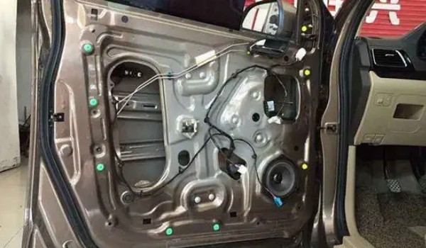 寶駿730門鎖失靈連跳鎖 中控電機馬達故障(更換鎖體即可)