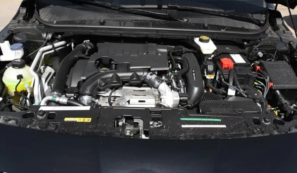 2010款標(biāo)致408費油嗎,實測百公里油耗7L起(搭載1.6L和2.0L發(fā)動機)