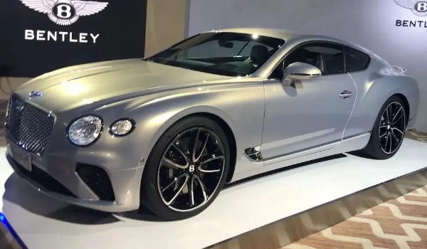 開賓利歐陸的都什么人，富豪很少親自上手開（有網紅和司機兩類）