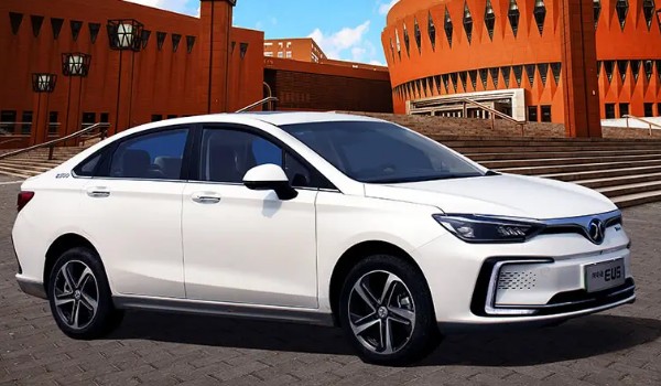 北汽eu5純電動汽車參數 續航可達401km(車身長達4.6米)