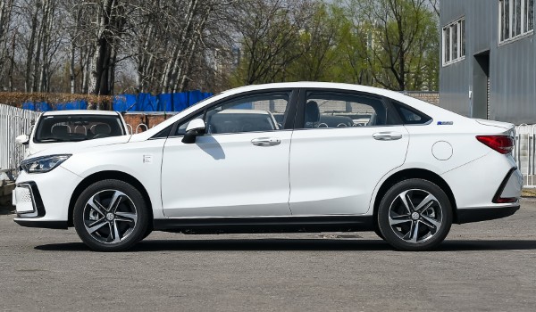 北汽eu5純電動汽車參數 續航可達401km(車身長達4.6米)