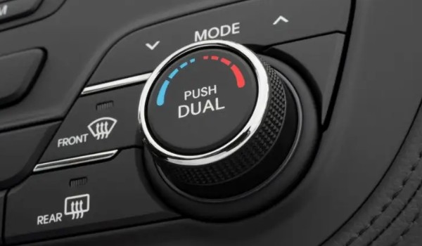 REAR汽車按鍵是什么意思 后排擋風玻璃除霧功能按鍵