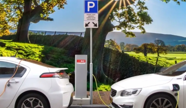 買電動(dòng)汽車好還是汽車好 電動(dòng)汽車優(yōu)勢(shì)明顯(環(huán)保節(jié)能)