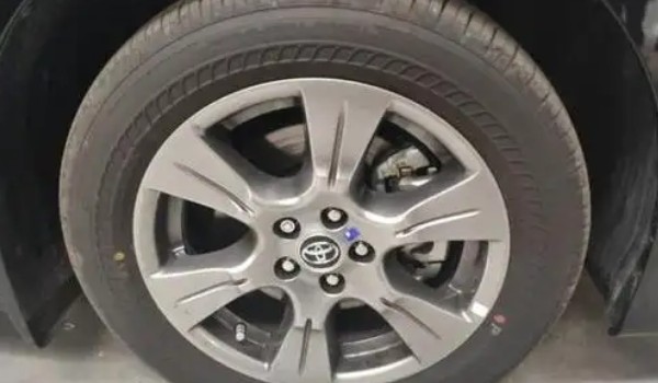 豐田塞納的輪胎是什么規格的 235/60 r18(普利司通輪胎)