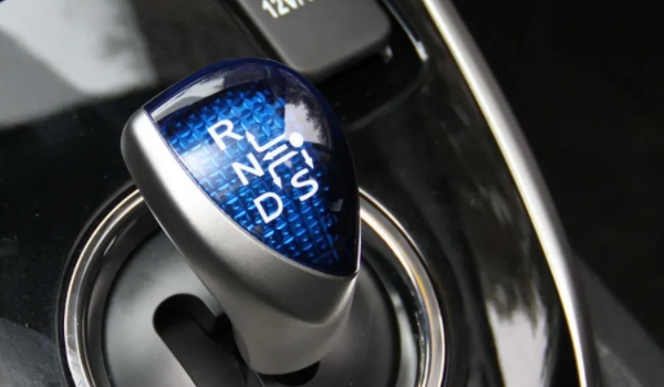 自動擋車檔位介紹 D行車/N臨時停車/P停車/R倒車擋/運動檔