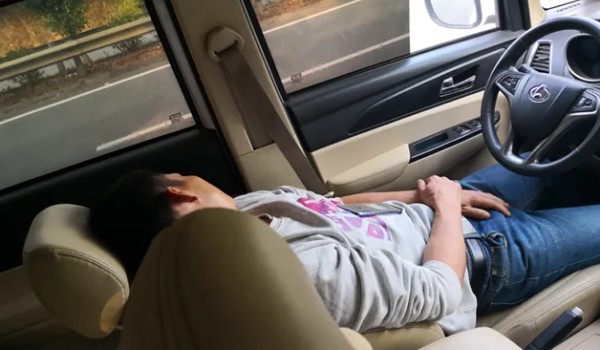 車里開空調睡覺一夜多少油 一夜消耗12L油(一夜消耗100多元)