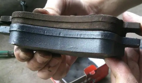 4個剎車片一般多少錢，根據(jù)車型和剎車片材料定價（一般一到三百之間）