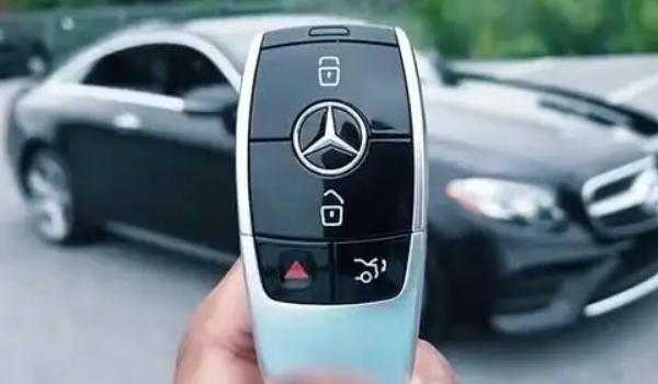 奔馳鑰匙電池怎么換，大部分鑰匙的電池型號是cr02253v（內附更換步驟）