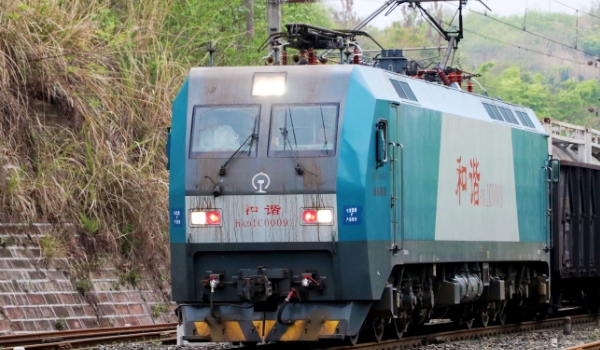 電力機(jī)車自身帶不帶能源,屬于非自帶能源機(jī)車