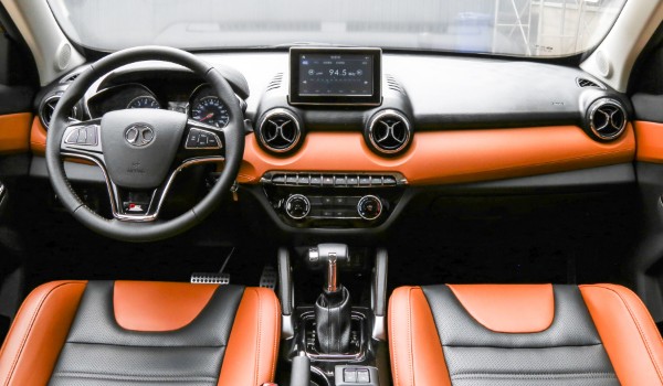 北汽紳寶X35怎么樣 車身長達4.3米(配置功能十分全面)