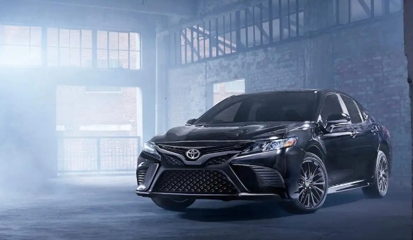 凱美瑞2.0豪華版落地價2022,全款落地最低報價20萬(分期落地首付7.9萬)