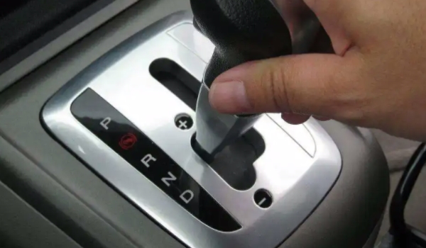 自動擋汽車的正確起步與停車 起停方式非常簡單(新手快速掌握)