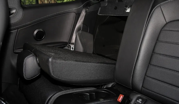 奔馳c級內(nèi)飾圖片，極具科技感和質(zhì)感