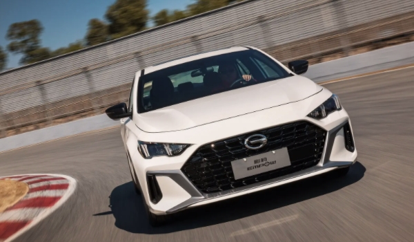 傳祺影豹j15最低價格 車輛售價是11.8萬元(全款落地12.99萬)