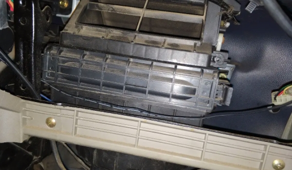 汽車空調(diào)濾芯多久換一次 5000公里更換一次(定期更換效果好)