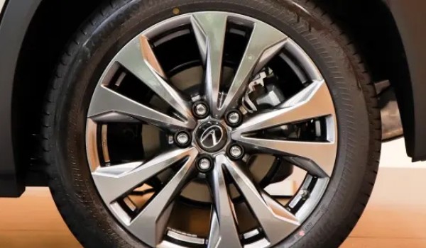 雷克薩斯es原裝輪胎什么牌子 優科豪馬輪胎(油耗出色十分耐磨)