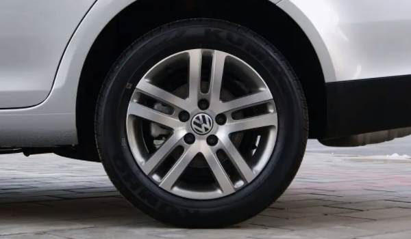 速騰原裝輪胎多少錢 輪胎價格900~1000元(使用的是固特異品牌)