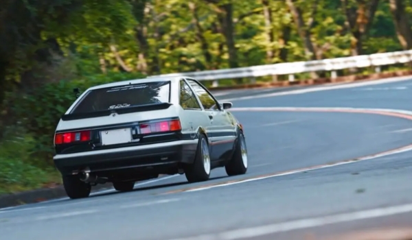 ae86是什么車 是由豐田汽車生產(chǎn)的小型車輛(是卡羅拉第4代車型)