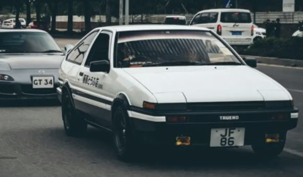 ae86是什么車 是由豐田汽車生產(chǎn)的小型車輛(是卡羅拉第4代車型)