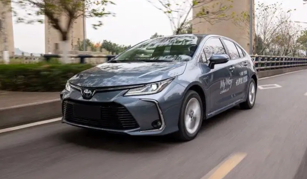 卡羅拉油電混動2022款價格 油電混動起步價格13.58萬(分期首付5.38萬元)