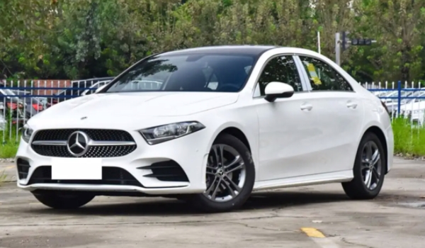 開奔馳A級都是什么人 對車輛操控/顏值有追求的人(車內寬敞)