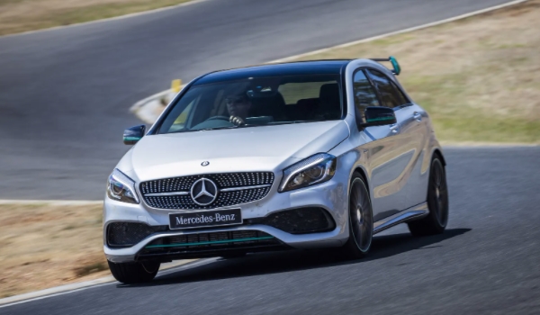 開奔馳A級都是什么人 對車輛操控/顏值有追求的人(車內寬敞)