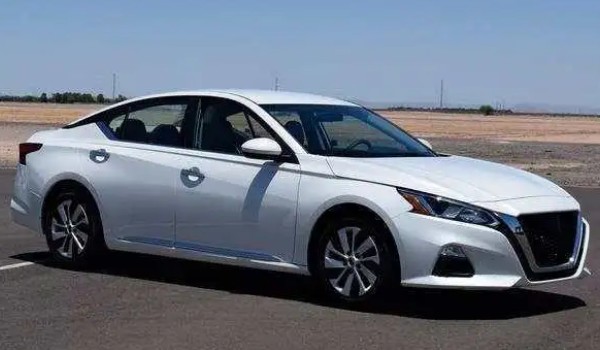 日產天籟2022新款落地價 沒有2022款(2021款天籟落地17萬)