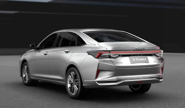 東風風神奕炫max怎么樣 車身長達4.7米(百公里油耗7.8L)