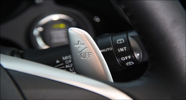 換擋撥片是干什么的,用于自動(dòng)擋車(chē)型在手動(dòng)模式下的手動(dòng)升檔或降檔