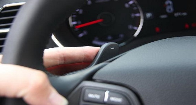 換擋撥片是干什么的,用于自動(dòng)擋車(chē)型在手動(dòng)模式下的手動(dòng)升檔或降檔