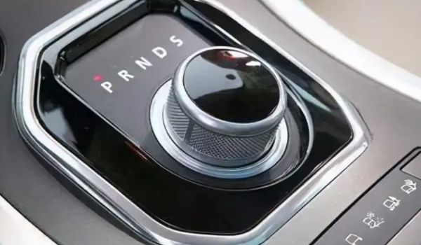 自動(dòng)擋車點(diǎn)火時(shí)應(yīng)該掛什么檔位 需要使用P檔(有效保護(hù)變速箱)